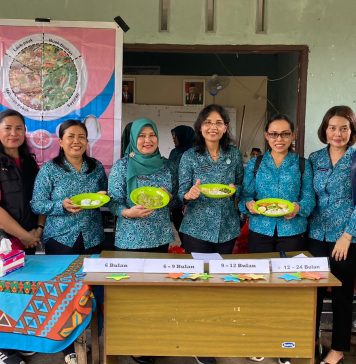 Kunjungi Kecamatan Sebangki, Pj. Ketua TP PKK Landak Salurkan Bantuan Sembako