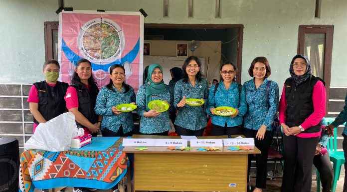 Kunjungi Kecamatan Sebangki, Pj. Ketua TP PKK Landak Salurkan Bantuan Sembako