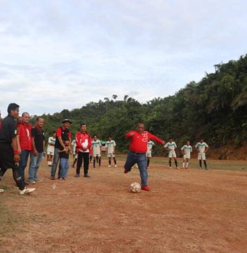 Heri Saman Buka Turnamen Sepak Bola Kades Sejowet Cup