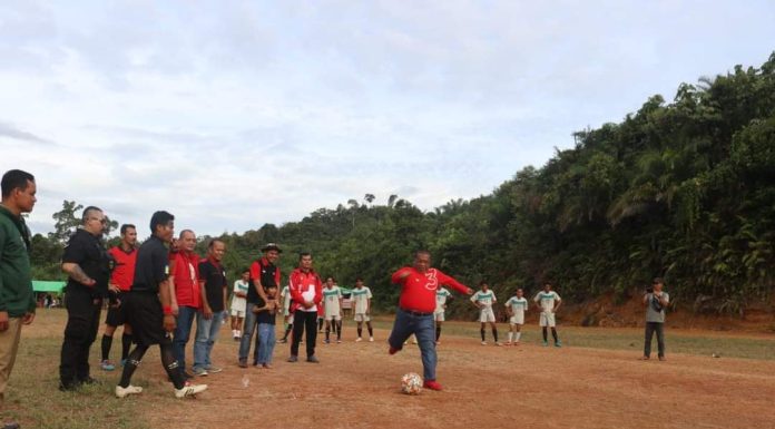 Heri Saman Buka Turnamen Sepak Bola Kades Sejowet Cup