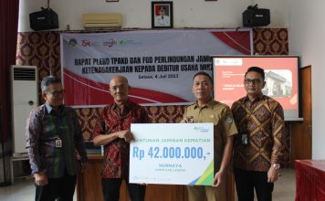 Sekda Landak Buka Rapat Pleno TPAKD dan FGD Perlindungan Jamsos Ketenagakerjaan Debitur Usaha Mikro Kecil