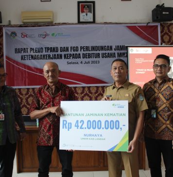 Sekda Landak Buka Rapat Pleno TPAKD dan FGD Perlindungan Jamsos Ketenagakerjaan Debitur Usaha Mikro Kecil