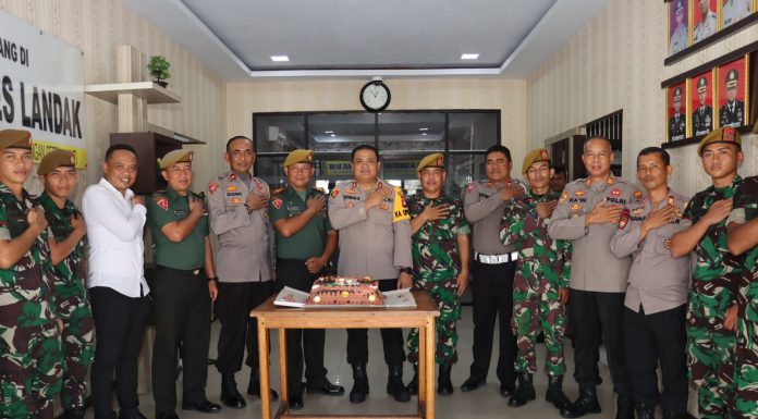 Sinergisitas, TNI Sambangi Polres Landak Beri Kejutan di Hari Bhayangkara ke-77