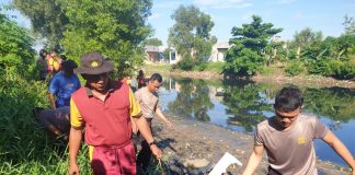 Peduli Lingkungan Personel Polsek Bengkong Dikerahkan Bersihakan Sungai Jembatan Golden Prawn