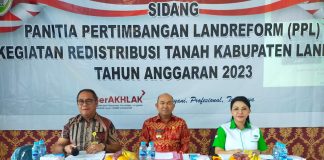 Samuel Buka Sidang Panitia Pertimbangan Landreform Redistribusi Tanah Kabupaten Landak
