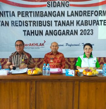 Samuel Buka Sidang Panitia Pertimbangan Landreform Redistribusi Tanah Kabupaten Landak