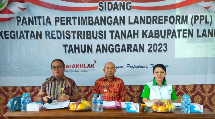 Samuel Buka Sidang Panitia Pertimbangan Landreform Redistribusi Tanah Kabupaten Landak