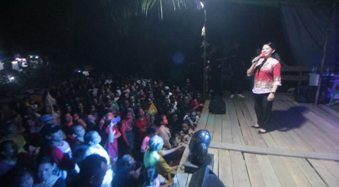 Karolin Buka Gawai Pelades Betung Desa Tempoak