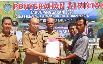Serahkan Alsintan Kepada Petani, Samuel Harapkan Hasil Pertanian Meningkat