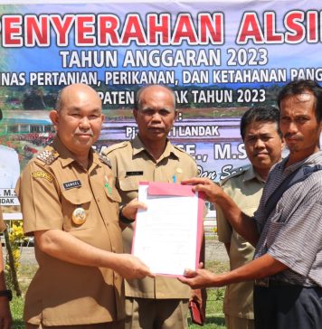Serahkan Alsintan Kepada Petani, Samuel Harapkan Hasil Pertanian Meningkat