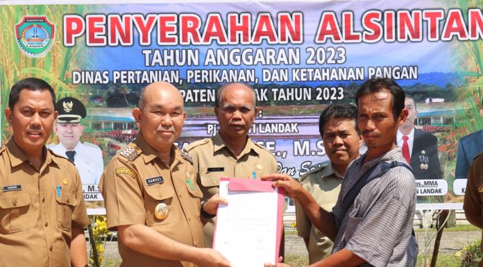 Serahkan Alsintan Kepada Petani, Samuel Harapkan Hasil Pertanian Meningkat