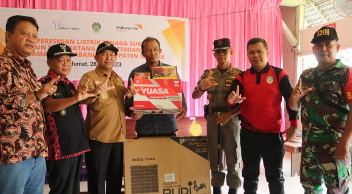 73 Rumah Warga di Dusun Mengkatang Terima Bantuan Listrik Tenaga Surya
