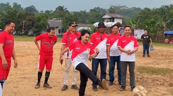 Karolin Buka Turnamen Sepak Bola dan Voli di Kecamatan Air Besar