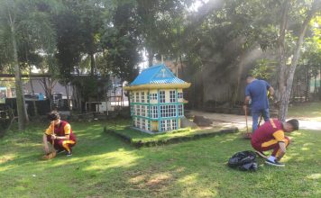Polisi Bersihkan Sampah Ditempat Wisata Miniatur Rumah Adat Batam