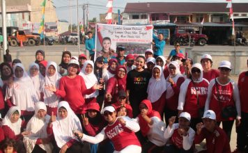Karolin Buka Senam Lansia Desa Hilir Tengah
