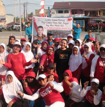Karolin Buka Senam Lansia Desa Hilir Tengah