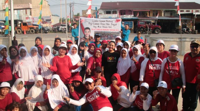 Karolin Buka Senam Lansia Desa Hilir Tengah