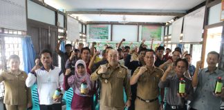 Tingkatkan Produktifitas Pertanian, Pemkab Landak Serahkan Bantuan Pupuk Hayati Cair Kepada Poktan