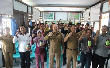 Tingkatkan Produktifitas Pertanian, Pemkab Landak Serahkan Bantuan Pupuk Hayati Cair Kepada Poktan