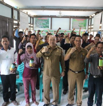 Tingkatkan Produktifitas Pertanian, Pemkab Landak Serahkan Bantuan Pupuk Hayati Cair Kepada Poktan