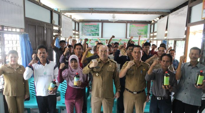 Tingkatkan Produktifitas Pertanian, Pemkab Landak Serahkan Bantuan Pupuk Hayati Cair Kepada Poktan