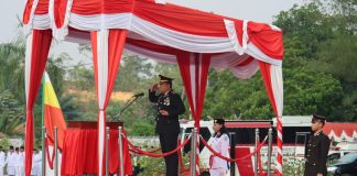 Kapolres Jadi Inspektur Pada Upacara Penurunan Bendera di Kantor Bupati Landak