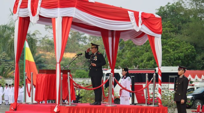 Kapolres Jadi Inspektur Pada Upacara Penurunan Bendera di Kantor Bupati Landak