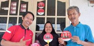 Bacaleg DPRD Kota Pontianak Deki Lawandera Bagikan Stiker Capres Ganjar