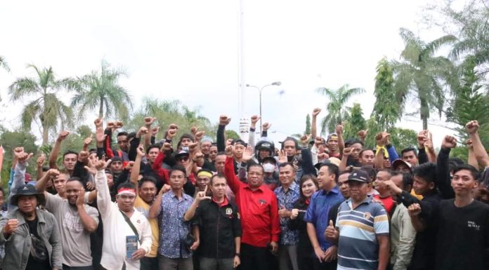 Pekerja Tambang Geruduk Kantor DPRD Landak Sampaikan Aspirasi