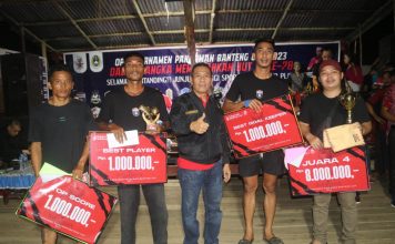 Sekda Landak Tutup Turnamen Sepak Bola Pahuman Banteng Cup 2023