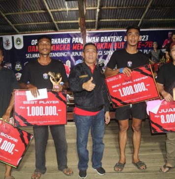 Sekda Landak Tutup Turnamen Sepak Bola Pahuman Banteng Cup 2023