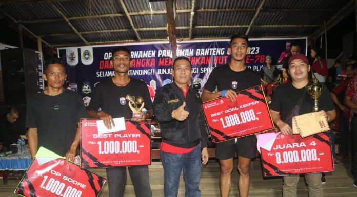 Sekda Landak Tutup Turnamen Sepak Bola Pahuman Banteng Cup 2023
