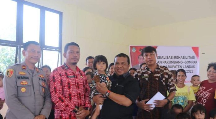 Jadi Bapak Asuh Stunting di Desa Pakumbang, Heri Saman : Komitmen Pemerintah dan DPRD Turunkan Angka Stunting