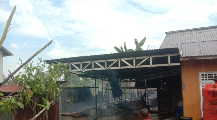 Ditinggal Pergi, Rumah Warga di Desa Raja Ngabang Terbakar