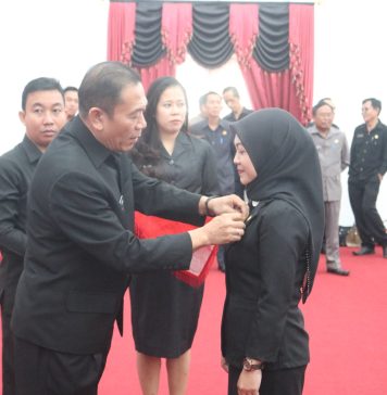 Bentuk Apresiasi Pemerintah, Sejumlah PNS Landak Terima Penghargaan Satyalanaca Karya Satya