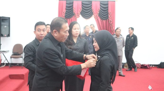 Bentuk Apresiasi Pemerintah, Sejumlah PNS Landak Terima Penghargaan Satyalanaca Karya Satya