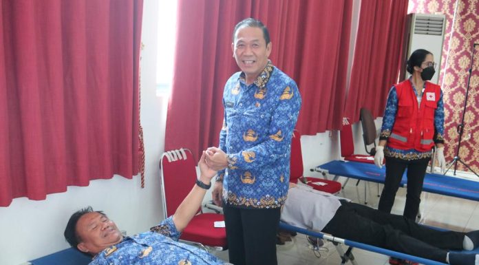 Sekda Apresiasi PMI Landak Gelar Aksi Donor Darah