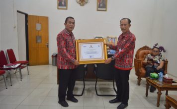 Pemkab Landak Terima Penghargaan Gerakan Pembagian 10 Juta Bendera Merah Putih Dari Kemendagri