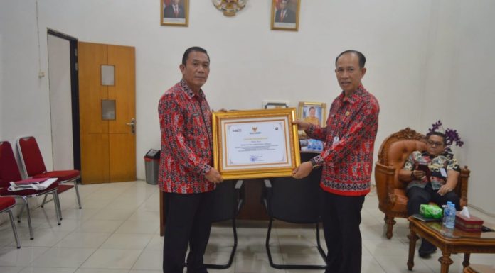 Pemkab Landak Terima Penghargaan Gerakan Pembagian 10 Juta Bendera Merah Putih Dari Kemendagri