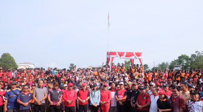 Meriah, Ribuan Peserta Ikuti Jalan Santai Rangkaian HUT Ke 24 Pemkab Landak