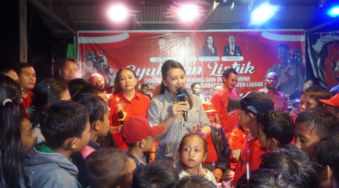 Dihadapkan Warga Desa Sungai Kelik, Karolin Sampaikan Pentingnya Politik Bagi Pembangunan