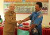 Pemkab Landak Serahkan Bantuan Benih Padi Kepada Poktan Sengah Temila