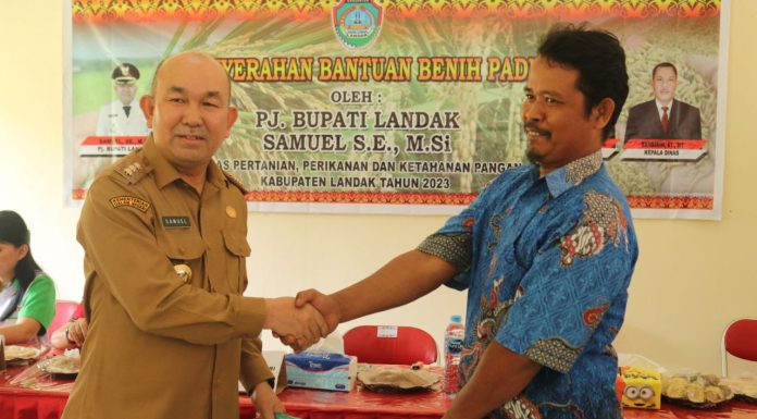 Pemkab Landak Serahkan Bantuan Benih Padi Kepada Poktan Sengah Temila