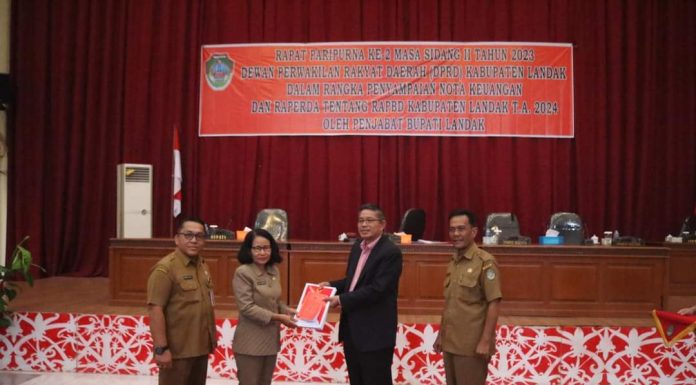 Pemkab Sampaikan Nota Keuangan dan Raperda RAPBD Landak Tahun Anggaran 2024 Ke DPRD