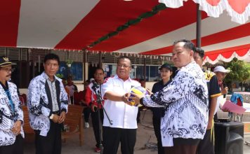 Heri Saman Buka Porseni PGRI Landak