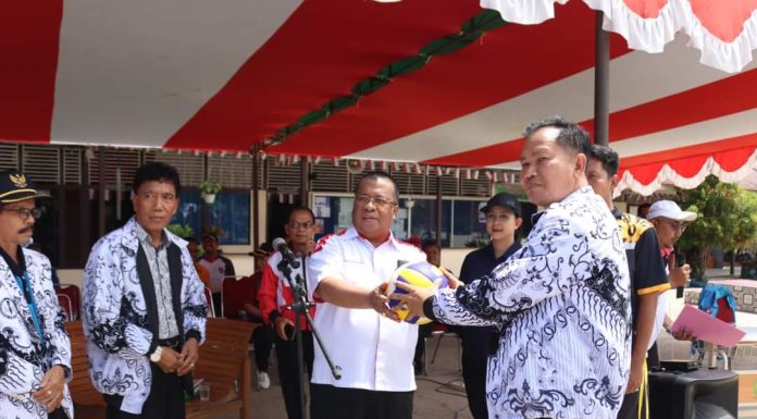 Heri Saman Buka Porseni PGRI Landak