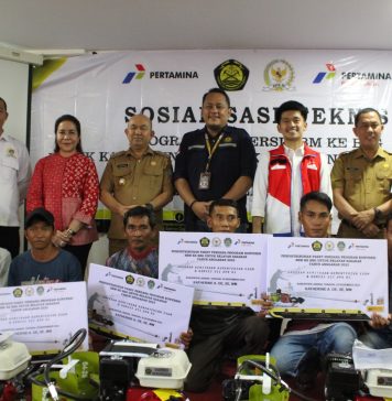 Samuel Serahkan Bantuan Paket Program BBM ke BBG bagi Nelayan Sasaran