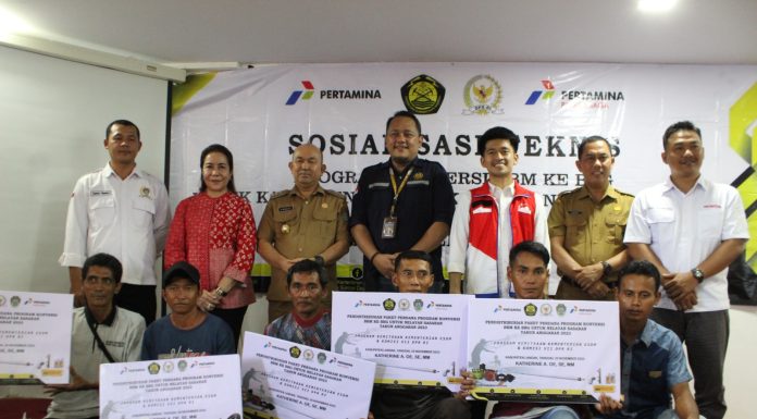 Samuel Serahkan Bantuan Paket Program BBM ke BBG bagi Nelayan Sasaran
