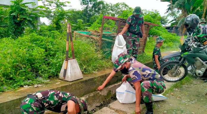 Perdana, Kodim 1210/LDK Gelar Karya Bhakti Bersihkan Pasar Rakyat Landak