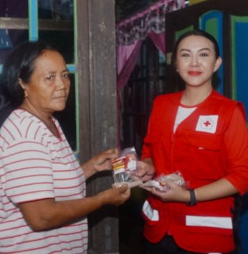 Marak Kasus DBD, Karolin Bagikan Abate Ke Masyarakat